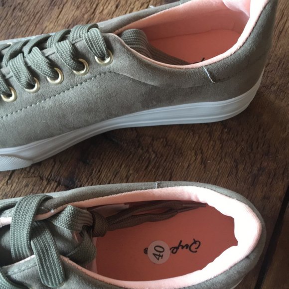 DONATED!! Qupid khaki green suede embroidered - Picture 5 of 7